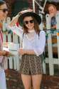 maisie-williams-wor-short-shorts-and-wide-brimmed-green-hat-as-she-joined-friends-for-lunch-at-the-ivy-restaurant-in-west-hollywood_1.jpg