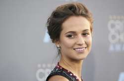 alicia-vikander-mary-katrantzou-at-2016-critics-choice-awards-3.jpg