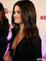 selena-gomez-deep-cleavage-at-jingle-ball-in-dallas-05-435x580.jpg