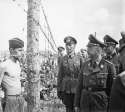 Himmler_besichtigt_die_Gefangenenlager_in_Russland._Heinrich_Himmler_inspects_a_prisoner_of_war_camp_in_Russia,_circa..._-_NARA_-_540164.jpg