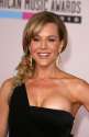 julie_benz_2010_american_music_awards_nov21_2_HHQvlqW.jpg