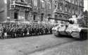 3rdReich_pz6b_Budapest_marschierende_Pfeilkreuzler_und_Panzer_VI.jpg