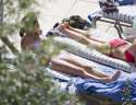 selena_gomez_bikini_candids_in_a_pool_in_orlando_july_29_2011_lPQKm1X.jpg