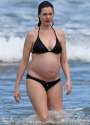 pregnant-anne-hathaway-in-bikini-at-a-beach-in-hawaii-01-03-2016_1[1].jpg