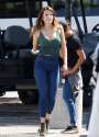 336ADA6000000578-3562786-Bella_was_pictured_on_set_in_Los_Angeles_last_week_wearing_a_ski-m-28_1461812940427.jpg