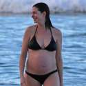 Anne-Hathaway-Pregnant-Bikini-Pictures-January-2016.jpg
