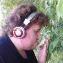 rainer_riecht_an_blume_pflanze.jpg