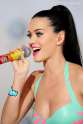 400000-katy-perry-adore-jouer-les-bimbo-robe-580x0-3.jpg