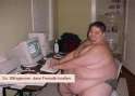 tc19f7f_dikkerd-zit-achter-de-computer.png