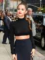 selena-gomez-flashing-thighs-for-david-letterman-08-435x580.jpg