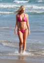 sophie-turner-on-the-beach-in-santa-monica-body-ca86dd95ba9254c4b56e02d6f0d5bc8b-large-240579.jpg