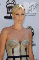 20735-charlize-theron-2008-mtv-movie-awards-arriva.jpg