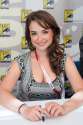 ShowViral_milana-vayntrub-aka-the-hot-girl-in-the-att-supervisor-commercial_982707.jpg