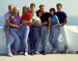 90210-Original-Cast-Denim-Jeans-90s-Style-800x636.jpg