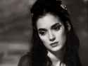 winona-ryder-mena-very-hot-black-medieval-dress-147466_thumb_585x795.jpg