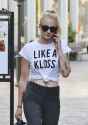 sophie-turner-booty-in-tight-jeans-west-hollywood-8-18-2016-5-725x1024.jpg