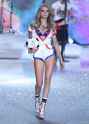 1313954-cara-delevingne-defile-victoria-s-950x0-2.jpg