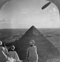 The_Graf_Zeppelin's_rendezvous_with_pyraminds_of_Gizeh,_Egypt.jpg