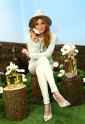 bella_thorne_photoshoot_for_marc_jacobs_daisy_tweet_shop_in_new_york_city_3.jpg