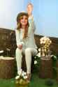 bella_thorne_photoshoot_for_marc_jacobs_daisy_tweet_shop_in_new_york_city_13.jpg