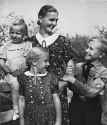 220px-Bundesarchiv_Bild_146-1973-010-31,_Mutter_mit_Kindern.jpg