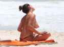 Kelly Brook Topless Big Boobs Bikini Candids On The Beach In Cancun 067.jpg
