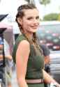 bella-thorne-on-the-set-of-extra-in-la_17.jpg
