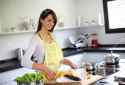 15831904-Mujer-en-la-cocina-preparando-el-plato-de-pescado-Foto-de-archivo.jpg