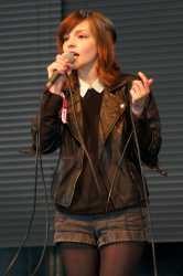 lauren-mayberry_683586.jpg