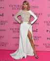 23AF173900000578-2858556-Leg_pop_Taylor_Swift_showed_off_her_bronzed_limbs_in_an_elegant_-16_1417581765505.jpg