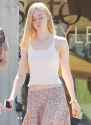 elle_fanning_shopping_with_friends_in_studio_cit.jpg