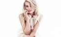 321383-blonde-Margot_Robbie-simple_background-women-actress-looking_at_viewer-white_background-736x459.jpg