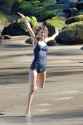 Taylor_Swift-Haim_Sisters-Maui-1_21_2015-013.jpg