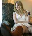 Taylor_Swift_cleavage_boobs_breasts_downblouse_5.jpg