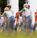 50940656_emma_stone_-_filming__maniac__in_upstate_new_york_on_september_5-05.jpg