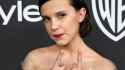 millie-bobby-brown-zeigt-auf-sich.jpg