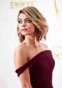beauty-2015-09-sarah-hyland-emmys-hair-makeup-1-main.jpg