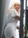 Holly-Willoughby-outside-ITV-Studios.jpg