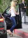 elle-fanninf-in-jeans-arrives-at-her-hotel_8.jpg