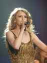 Taylor_Swift_04_-_Live_in_Paris_-_2011.jpg