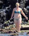 Amy_Schumer_visits_beach_swimsuit_sexy.jpg